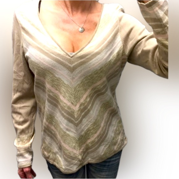 Cute Calvin Klein V-neck sweater - Picture 1 of 5